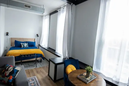 Cozy studio in enchanting downtown Warrensburg with full kitchen, AC, WiFi