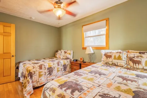 Lakeside Cabin: Private Dock - Canoe & Kayaks - HotTub -PetFriendly -Arcade Game Hotels in Wolfe County