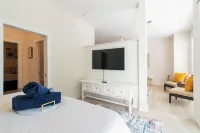 Stylish 2-Bedroom Apt in Charlotte with Free Parking Hotels near Rainbow Shops