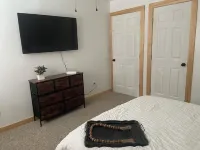 New 4-bedroom cabin in Cleveland with a Hot tub Hotels near Paradise Cove Campground