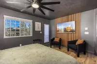 Ski in/Ski Out Cabin. 5 Bedrooms. 4 King Beds. Bunk Room. Fast WiFi. Sleeps 25+