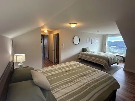 Charming 4 bedroom house with Views, 200 acres, Private Schools, Ski, Hiking