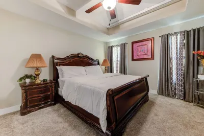 The Rehoboth- Iowa -Entire Home, 4BR- Deluxe & Elegant, Great Location near I-35 Hotels in der Nähe von Kohl's