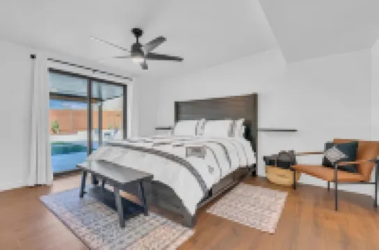 Spacious 4-bedroom Modern House with Gorgeous Mountain Views