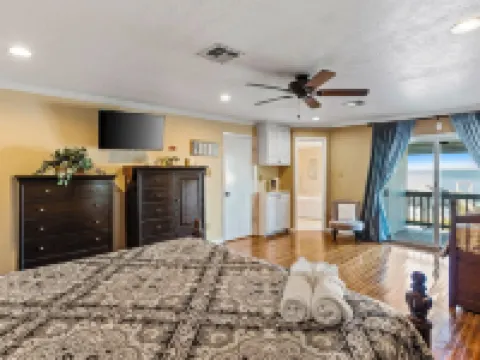 Paradise HomeSpacious 5-Bedroom House Sleeping 14,Heated Pool in Lovely Bacliff Hotels in Bacliff