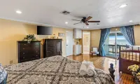 Paradise HomeSpacious 5-bedroom house sleeping 14 ,WiFi in lovely Bacliff.