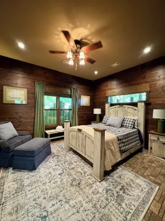 Family Fun! Diving Board/Water Slide/Boat Bar/ Beach/Jump Platforms/Green Lights