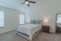 Charming 3-bedroom townhome in San Antonio with WiFi and AC Hotels near St Rose of Lima Catholic Church
