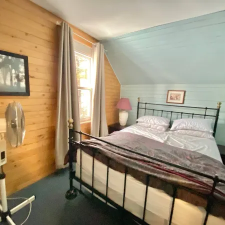 4 Bedroom Cottage on Manitoulin Island Next to Sand Beaches!
