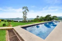 Ground-Floor Condo Near Beach & Marina by SPCR - con vistas al mar