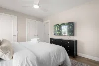 5-Star 5Br Townhome 1.5 Miles to ND --> Modern + Clean --> Perfect for Groups