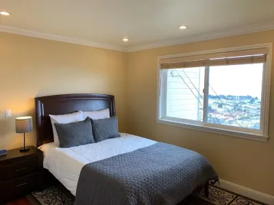 BRAND NEW - ENTIRE FLOOR w/ OCEAN Beach View and PARKING! Hôtels à : Sunset