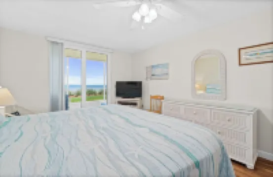 Oceanfront  2 bedroom/2-bathroom Condo in Indian Harbour Beach Club Unit 107 印度港口海灘酒店