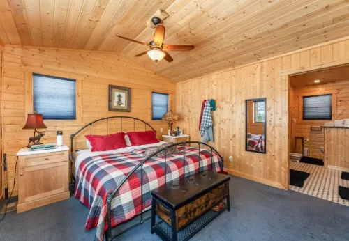 Charming 3-bedroom cabin with WiFi, AC in lovely Eagle River sleeps 8 people.