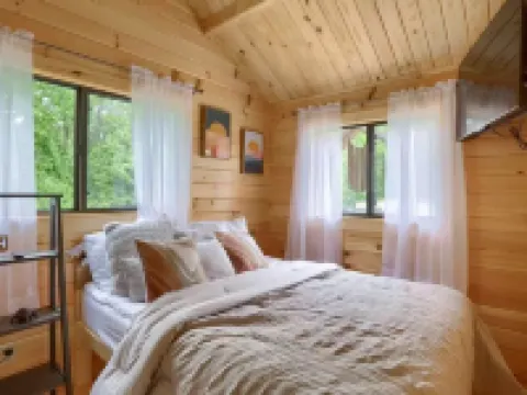Charming 2-bedroom tiny cabin hot tub camp fire Hotels in Sadsbury Township