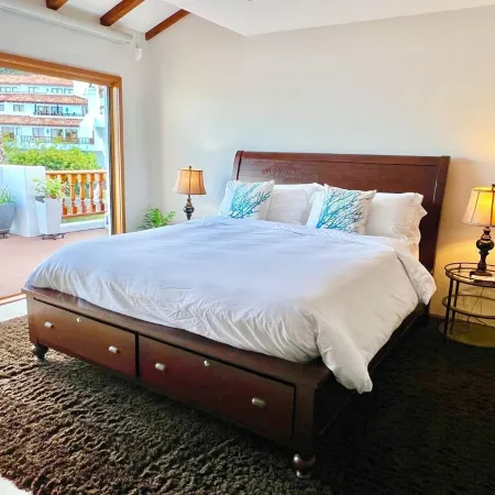 Hamilton Cove 2-bedroom condo with golf car & A/C in pleasant Catalina Island