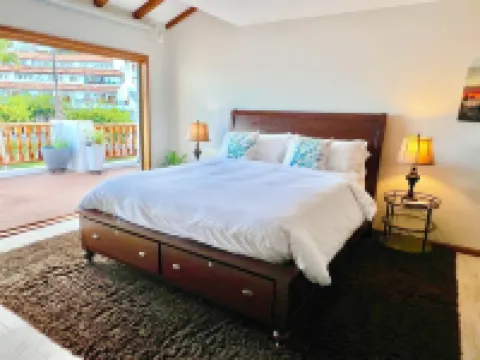 Hamilton Cove 2-bedroom condo with golf car & A/C in pleasant Catalina Island