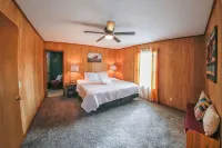 Granny’s House-A Groovy Getaway with Poker Shed! Walk to Walker Disc Golf Park!