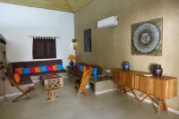 Charming villa with 5 bedrooms, 4 bathrooms with swimming pool and magnificent tropical garden. Hotels in Ngaparou