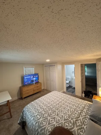 Teal Door: Charming 2-bedroom cottage with WiFi, AC in fabulous Simpsonville