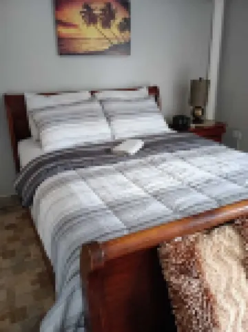 Saint Tropez CondoLOCATION  LOCATIONFree WI FI, Parking, Big Beautiful Pool