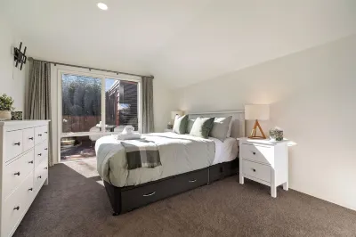 Arrowtown Family Home with spa Hotels near Historic Arrowtown Chinese Settlement