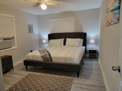 Cozy Cottage with large backyard! Mins from beach Hotels near Sunrise Shopping Center