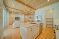 Modern Island Living – 2-Bed, 2-Bath Beachfront Condo at Watercolors Roatán E4