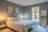 Vibrant King Bed Suite, Fast Wi-Fi, Multiple TVs, Custom Mural, Close to Beach! Hotels near Lynn Meadows Discovery Center
