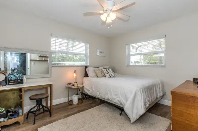 Sunshine Stay, Central Fort Myers Gated Yard Hotels near Walmart Supercenter