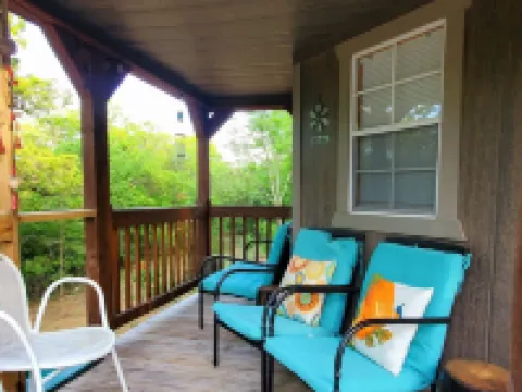 Cozy tiny cabin nested in the trees in a lake community, peaceful countryside. Hotels in Bryan County