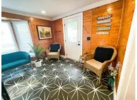 Luxurious modern 4 season cottage on Lake Erie with hot tub Hotels in Haldimand County