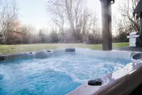 Modern Farmhouse (Lower Floor only) with Hot Tub and Games Room