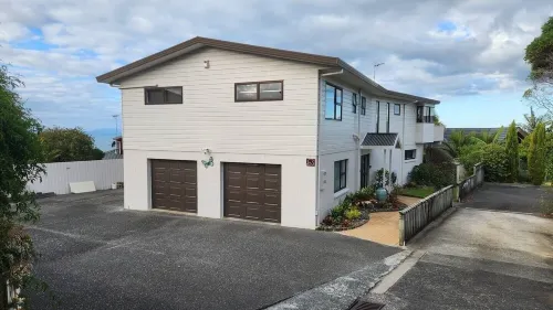 Fully self contained guest suite, beautiful sea views. 7 minutes walk to beach