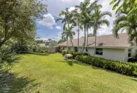 10 mins to Beach, 4 BD, Heated pool, 15 mins to Boynton Downtown Hotels near Boynton Beach station