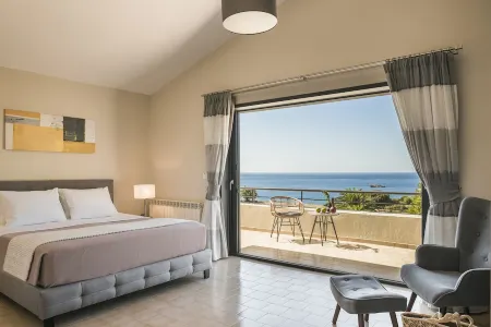 SUPERB LOCATION Luxury 5 bed villa, pool, sea view, beach / restaurants close by