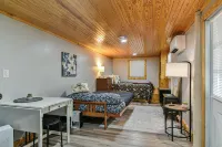 Tranquil Retreat, deck, hot tub, short drive DT Hendersonville, pet-Friendly Hotels near Jaymar Travel Park