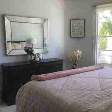 Gorgeous house in a neighbourhood surrounded by palm trees. Rooms