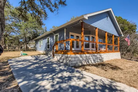 Canyon Lake Retreat, Pets Welcome. WIFI, 3 blocks from boat ramp 6