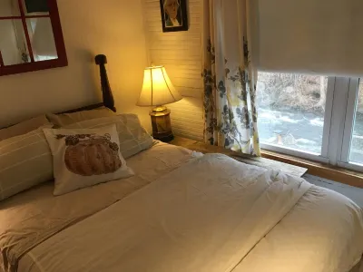 Charming, river front compound Hotels in der Nähe von Litchfield Town Beach