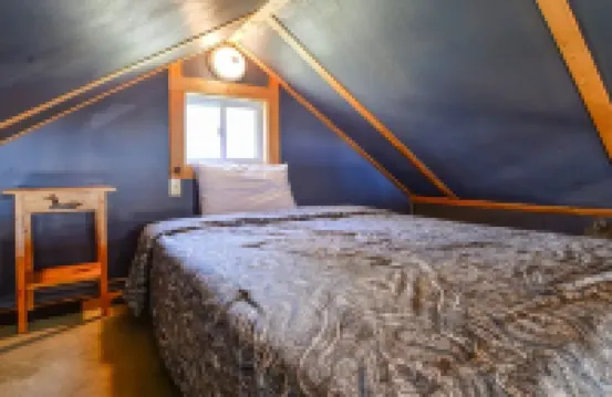 One Bedroom Cottage W/Loft By The Moon River Hotels near Lake Muskoka