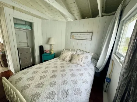 Charming Beach Cottage on Popham Beach Отели в г. Фипсберг