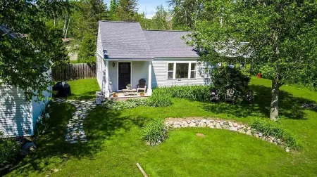 Gorgeous Freshly Remodeled Resort Home Steps From Lake