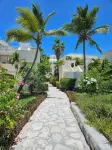 “Coastal Bliss: Stunning 2-Bedroom Condo with breathtaking Beach and Pool Views” - واي فاي