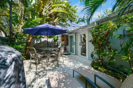 "Tranquility " At Ann Street Gardens Steps From Duval