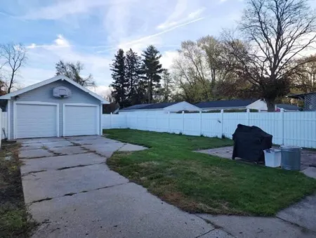 Cozy 3BR farmhouse retreat with fenced back yard Отели в г. Толедо