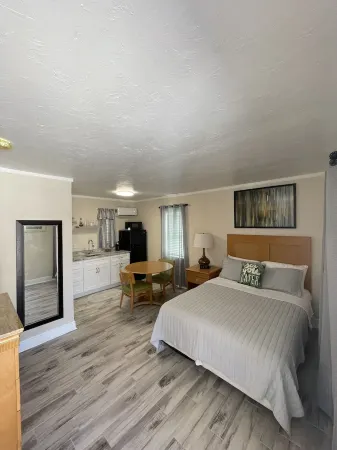 Studios near AMI Beach, Fully Furnished, Kitchenette, Enclosed Lanai” Отели в г. Кортес