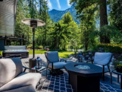 Stunning Waterfront Getaway!  Luxury Home on Acreage,  Natures Paradise ホープのホテル