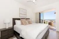 Modern Beachfront Retreat 2 King Suites +