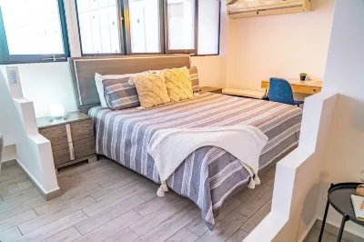 Steps to the beach, 5 mins to airport, cozy and modern, excellent location!
